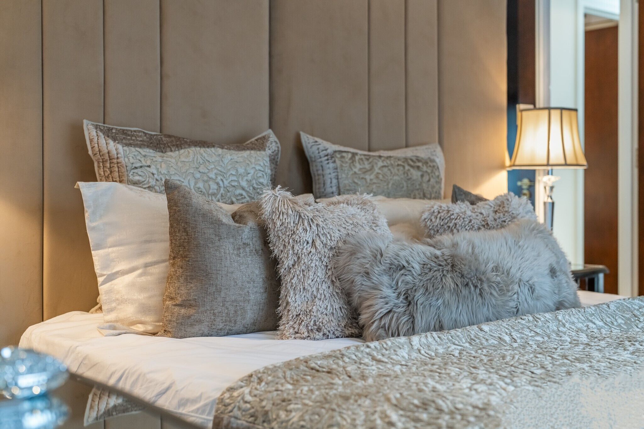 Apartamento Royal, 3 habitaciones | Espacio para trabajar con un portátil y cortinas opacas
