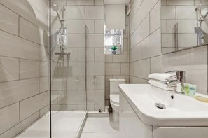 Classic Apartment, 2 Bedrooms | Bathroom | Rainfall showerhead, designer toiletries, hair dryer, towels