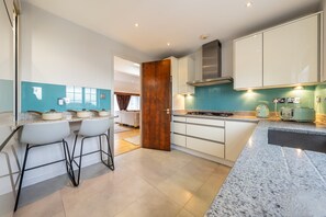 Apartamento real, 3 quartos | Cozinha privada | Geladeira grande, micro-ondas, fogão, cooktop