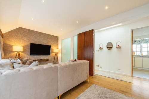 Appartement royal, 3 chambres | Aire de séjour | Téléviseur connecté de 40 po avec télévision numérique
