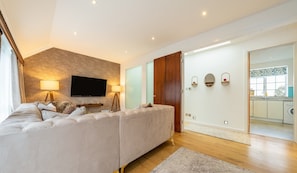 로열 아파트, 침실 3개 | 거실 공간 | 디지털 채널 시청이 가능한 40인치 스마트 TV