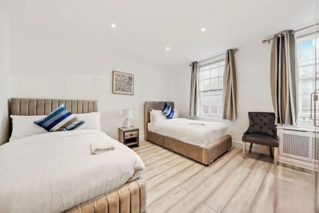 Classic-Apartment, 2 Schlafzimmer | Laptopgeeigneter Arbeitsplatz, Verdunkelungsvorhänge