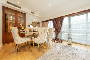 Apartamento real, 3 quartos | Área de estar | Smart TV 40 polegadas com canais digitais