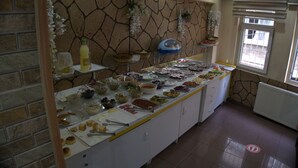 Montaje de bufé con diferentes opciones de comida y dispensador de bebidas.