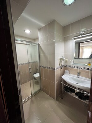 Standard-Dreibettzimmer, Meerblick | Badezimmer