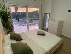 2 bedrooms, WiFi, bed sheets