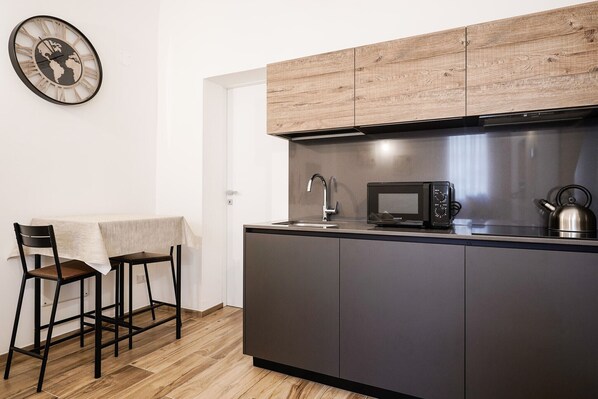 Kühlschrank, Mikrowelle, Wasserkocher, Kochgeschirr/Geschirr/Besteck