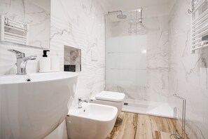 Douche, sèche-cheveux, serviettes fournies, savon