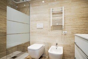 Dusch, hårtork, handdukar och tvål