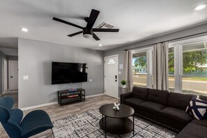 TV - Old Town, Single story w/Pool, Bunk Beds, Bocce, Putt-Putt, & Pool Table! (Scottsdale)