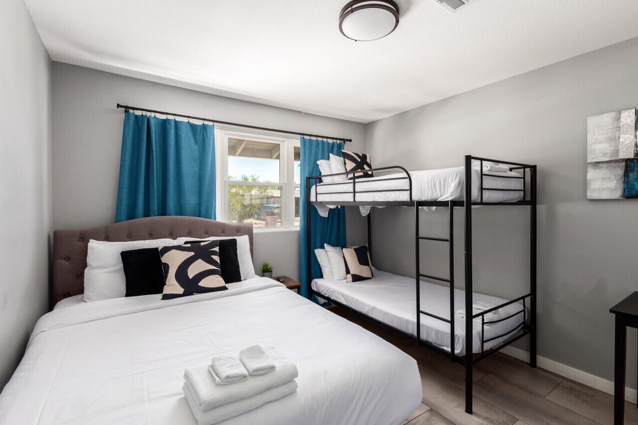 5 soverom, skrivebord, strykejern/-brett og reiseseng for barn