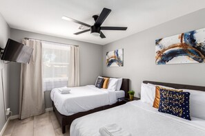 5 Schlafzimmer, Schreibtisch, Bügeleisen/Bügelbrett, Reisekinderbett