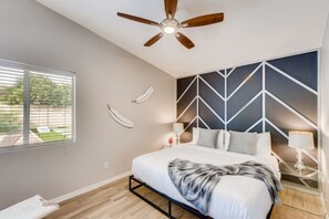 5 quartos, escrivaninha, ferros/tábuas de passar roupa, berço de viagem