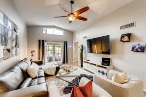 Smart TV, ping pong - Desert Retreat with Life-sized Checkers and Twister, Pool, Spa & Ping-Ping! (Phoenix)