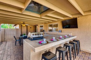 Outdoor dining - Desert Retreat with Life-sized Checkers and Twister, Pool, Spa & Ping-Ping! (Phoenix)