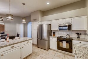 Kjøleskap, mikrobølgeovn, ovn og kokeplater