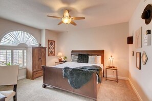 7 室のベッドルーム、デスク、アイロン / アイロン台、旅行用ベビーベッド