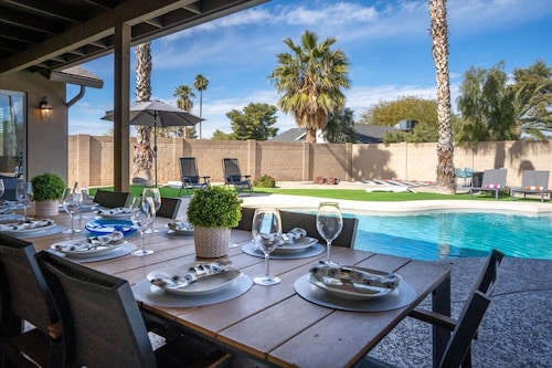 Heated Pool, Spa, Putt-Putt, Theatre & Game Room, 2 Kitchens!