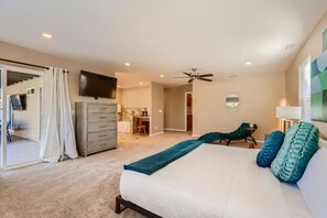 6 Schlafzimmer, Schreibtisch, Bügeleisen/Bügelbrett, Reisekinderbett