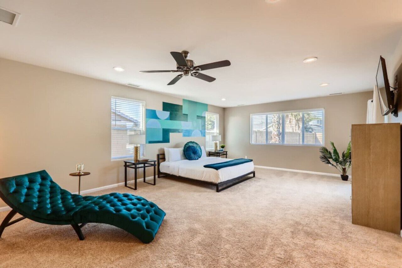 6 bedrooms, desk, iron/ironing board, travel crib