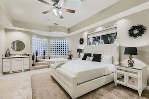 7 habitaciones, escritorio y tabla de planchar con plancha
