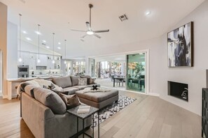 Smart TV, video games - Resort Style Estate, 2 Houses, Putt-Putt Course, B-ball Court, Heated Pool (Scottsdale)