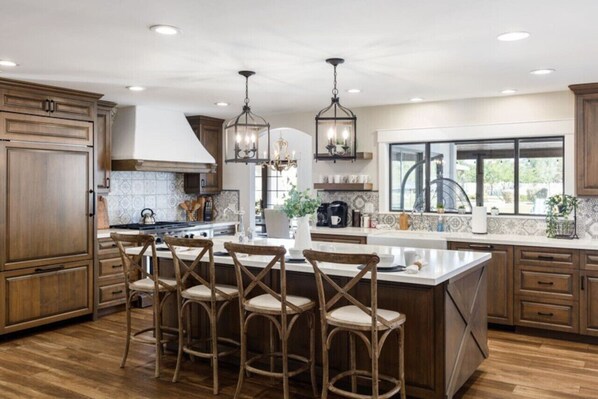 Fridge, microwave, oven, stovetop - Multi-Million Dollar Estate, Pickle Ball, Heated Pool, Spa, B-Ball, Putt-Putt (Phoenix)