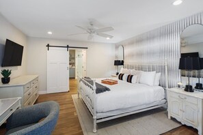7 habitaciones, escritorio y tabla de planchar con plancha