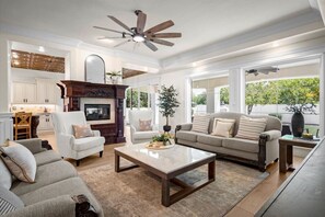 Smart-TV, Kamin, Videospiele, Tischtennisplatte