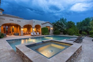 Lämmitetty uima-allas