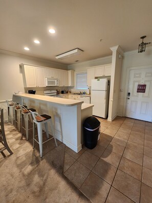 Fridge, microwave, oven, stovetop - 2 miles from the ocean, family sized 1st floor condo, sleeps 4. (Myrtle Beach)