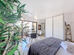 Iron/ironing board, WiFi