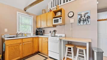 Coffee/tea maker, fridge, microwave, oven