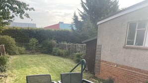House | Property grounds - Immaculate 3-bed House in Luton (Luton)