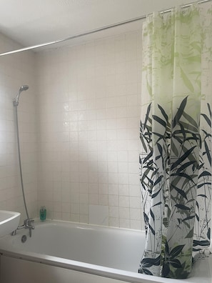 House | Bathroom | Shower, towels - Immaculate 3-bed House in Luton (Luton)