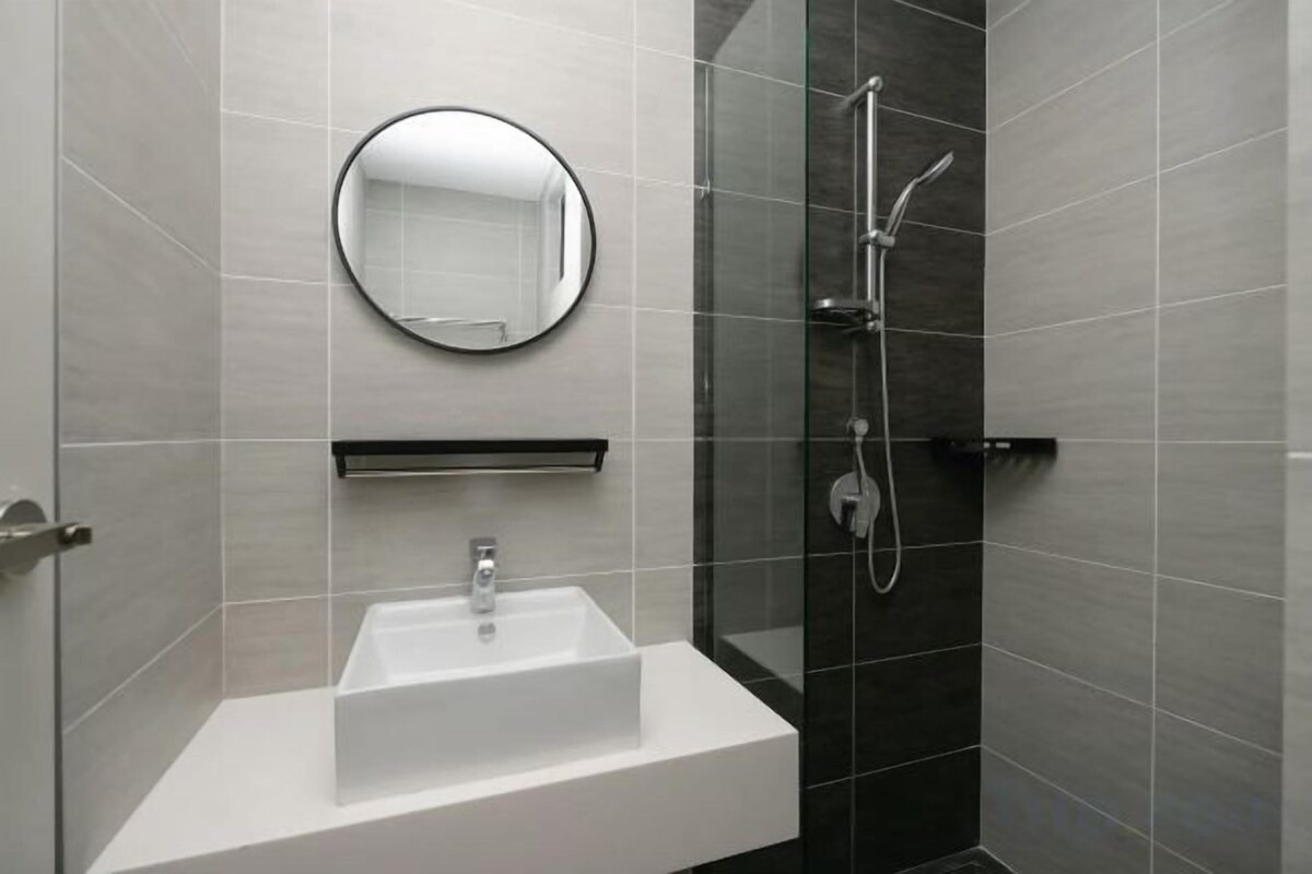 Badkamer | Een douche, gratis toiletartikelen, een haardroger, een bidet