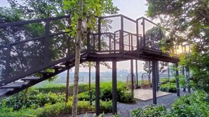 Een tuin met een metalen trap en een zitplek.