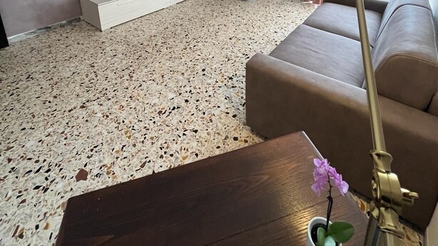 A modern living room with a TV, sofa, coffee table, and decorative items. - Family-friendly apartment near the port and train station (Civitavecchia)