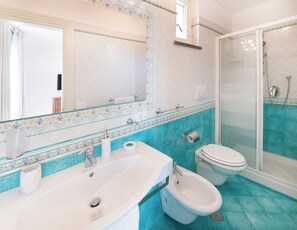 Regadera, secadora de cabello, bidet, toallas 