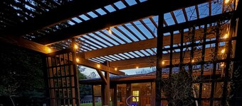 Secluded house built into the earth. Wildlife, pet friendly, fishing, hot tub, Wi-Fi!