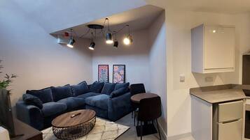 Appartement, 1 chambre, non-fumeurs | Coin séjour | TV connectée de 42 pouces avec chaînes numériques, Netflix