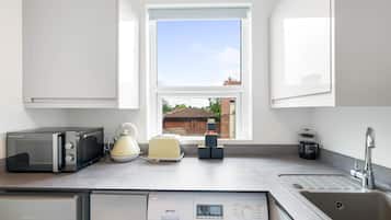 Basic Apartment, 1 Bedroom | Private kitchen | Fridge, oven, stovetop, toaster