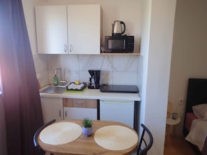 Kühlschrank, Mikrowelle, Herdplatte, Wasserkocher mit Kaffee-/Teezubehör