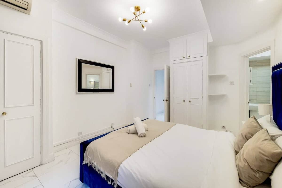 3 habitaciones, espacio para trabajar con laptop y cortinas blackout