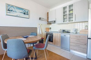 Fridge, oven, stovetop, cookware/dishes/utensils - Holiday apartment with balcony and partial sea view (Biograd na Moru)