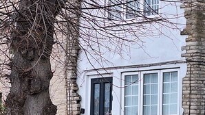 A house with a black door, white window frames, and a stone wall. - Cosy one bedroom cottage in Pickering (Pickering)