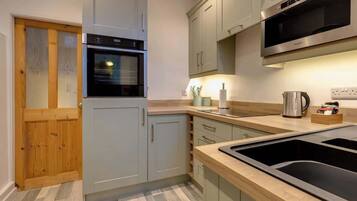 Kühlschrank, Mikrowelle, Ofen, Geschirrspüler