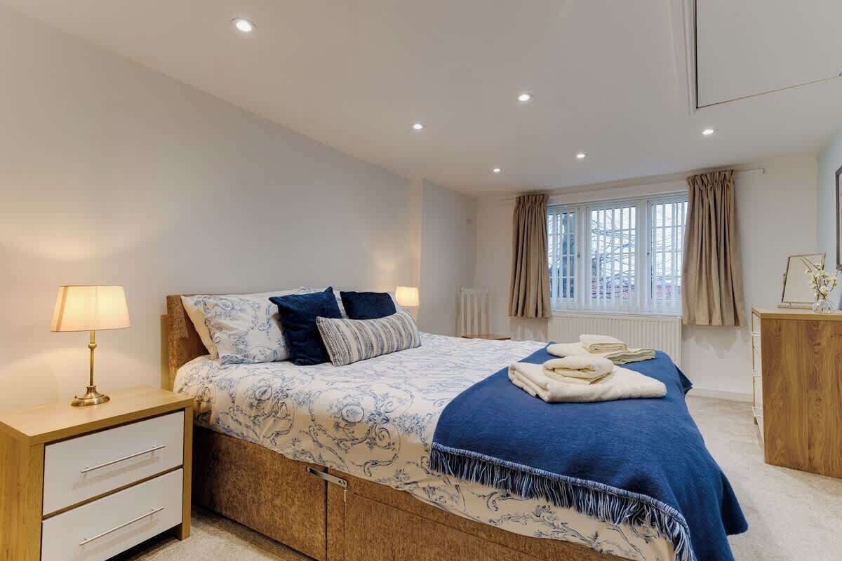 1 dormitorio, tabla de planchar con plancha, wifi y ropa de cama