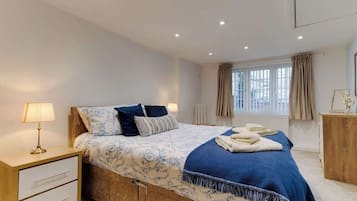 1 dormitorio, tabla de planchar con plancha, wifi y ropa de cama