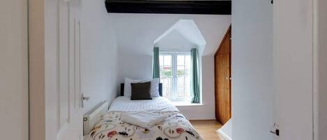 2 عدّة غرف نوم ومكواة/لوح كي وواي فاي وملاءات أسرّة